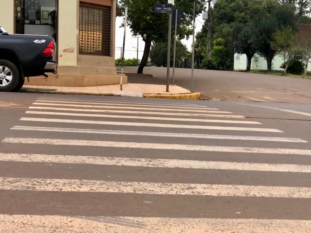 Falta de rampas nos passeios públicos gera dificuldades para pessoas e cadeirantes (Foto: Diones Roberto Becker)