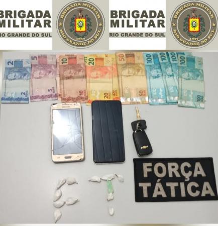 Droga, dinheiro e aparelhos celulares apreendidos durante a ocorrência na madrugada do sábado (30/05) (Foto: Divulgação/BM)