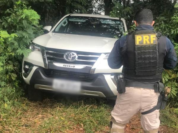Hilux SW4 foi localizada em meio à vegetação nas margens da BR 386, no distrito de Osvaldo Cruz (Foto: Divulgação/PRF)