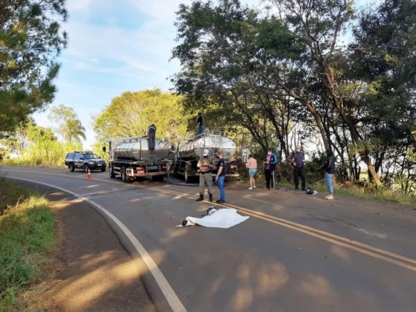 Motociclista teria perdido o controle da direção numa curva acentuada, colidindo de frente com o caminhão (Foto: Thomás Silvestre/Rádio Alto Uruguai)