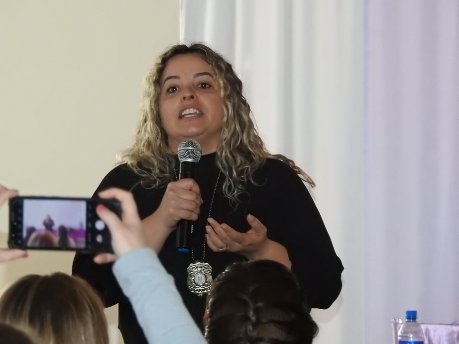Delegada Cristiane de Moura e Silva Braucks palestrou em seminário em Coronel Bicaco (Foto: Diones Roberto Becker)