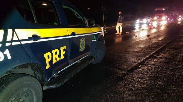 Trânsito ficou em meia pista até a conclusão dos trabalhos da perícia e remoção do corpo da vítima fatal (Foto: Divulgação/PRF)