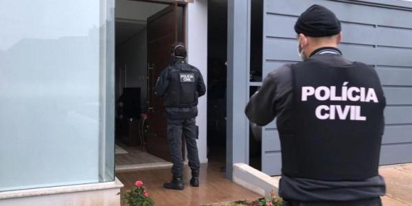 Agentes cumpriram cinco mandados de busca e outros quatro de prisão. Quatro pessoas já foram detidas (Foto: Divulgação/Polícia Civil)