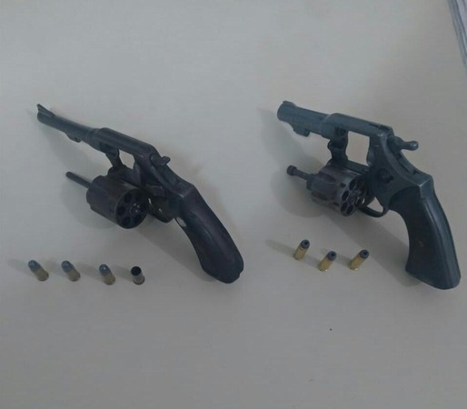 Acusado tentou esconder o armamento em um freezer (Foto: Divulgação/Brigada Militar)