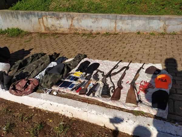 Armas, dinheiro e outros materiais foram apreendidos pela polícia (Foto: Valdemir Nascimento)