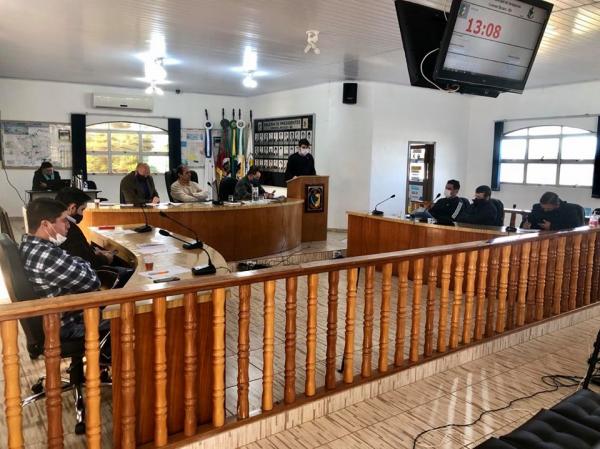 Secretário Municipal da Fazenda destacou as quedas nos repasses do FPM e no retorno do ICMS nos últimos três meses (Foto: Diones Roberto Becker)