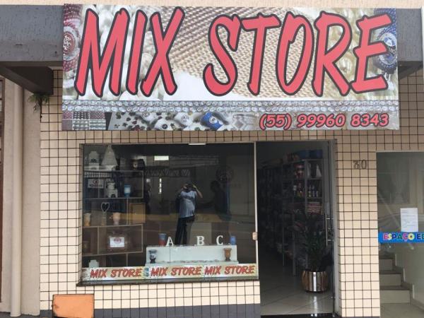 Loja Mix Store de Tenente Portela é especializada em produtos para customização de cuias, chinelos e outros objetos (Foto: Diones Roberto Becker)