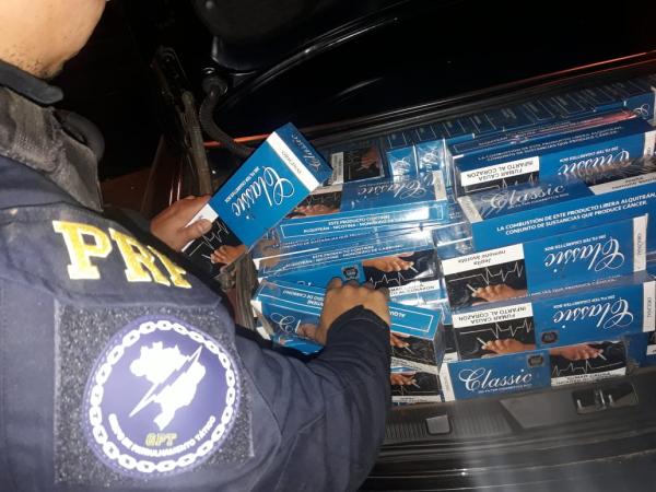 Automóvel e mercadoria apreendida seriam encaminhados a Receita Federal em Santo Ângelo (Foto: Divulgação/PRF)