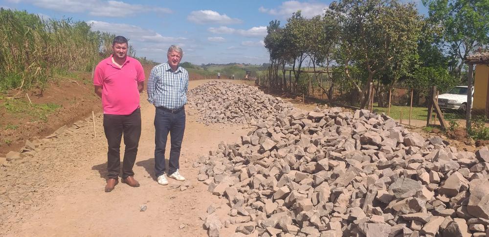 Prefeito e vice estiveram acompanhando as obras (Foto: Divulgação)