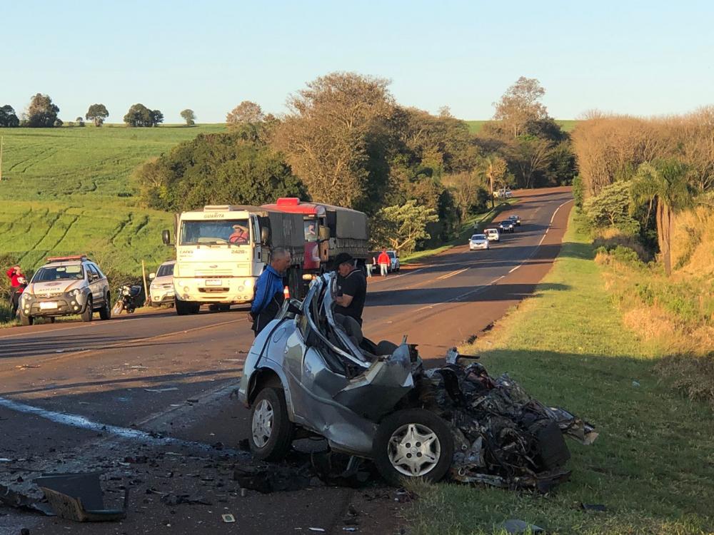 Com o impacto, o carro ficou totalmente destruído e o motorista morreu na hora (Foto: Diones Roberto Becker)
