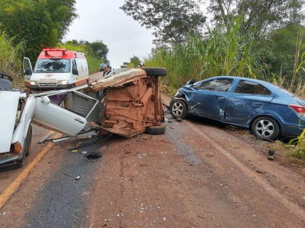 Colisão foi tão forte que partiu o VW Passat ao meio (Foto: Jonas Martins)