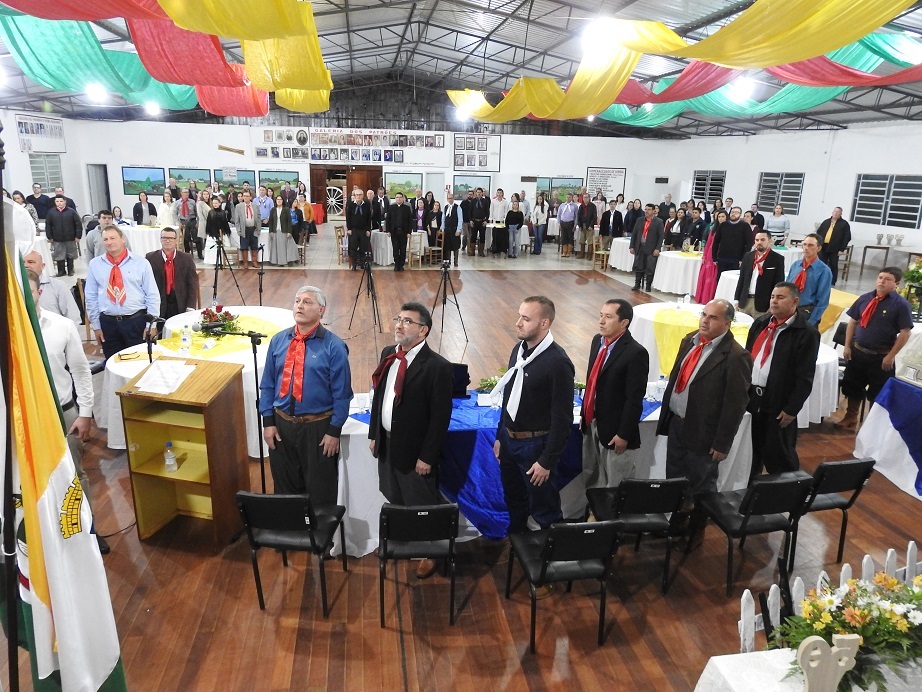 Executivo e Legislativo promoveram uma Sessão Solene para homenagear integrantes de ex-patronagens da entidade (Foto: Divulgação | ASCOM Coronel Bicaco)