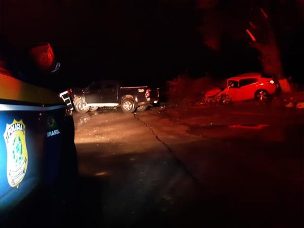 Segundo a Polícia Rodoviária Federal, a colisão transversal foi provocada pelo motorista da Hilux ao tentar atravessar a BR 386 (Foto: Divulgação/PRF)