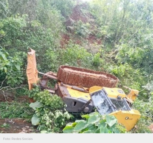 Veículo desceu em uma ribanceira (Foto: Redes Sociais/Rede Peperi)