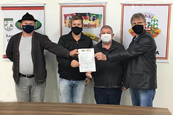 Representantes da comissão organizadora e Prefeitura Municipal apresentando o ofício de cancelamento (Foto: Reprodução)