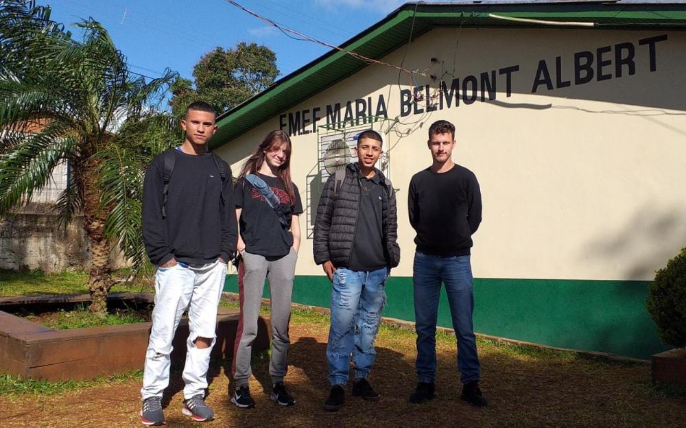 Alunos da escola e o professor Daniel Huppes (Foto: Divulgação)