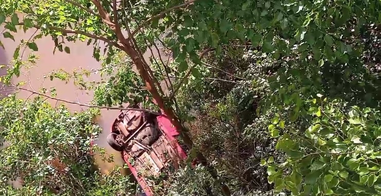 Carro caiu dentro das águas do Rio Ijuí (Foto: Reprodução/Rádio Progresso de Ijuí)