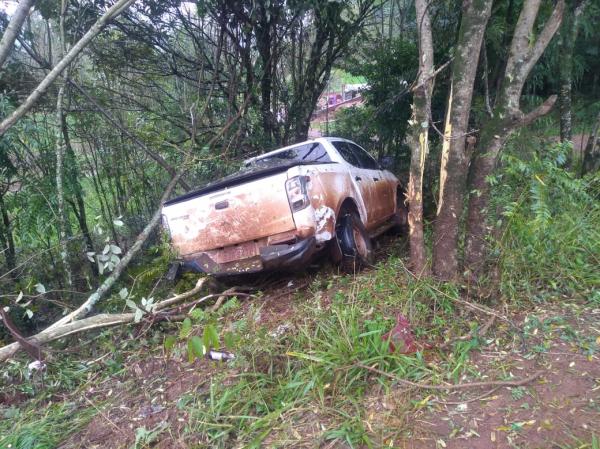 Veículo saiu da pista e chocou-se contra árvores na lateral da rodovia (Foto: Recebida Via Waths)