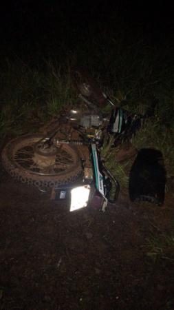 Motociclista foi encaminhado ao hospital com suspeita de fratura nas pernas (Foto: Reprodução/Observador Regional)