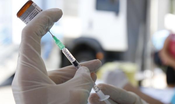 De acordo com Ana Goretti, o atual momento de pandemia não pode gerar impacto na queda da cobertura vacinal - Foto: Agência Brasil