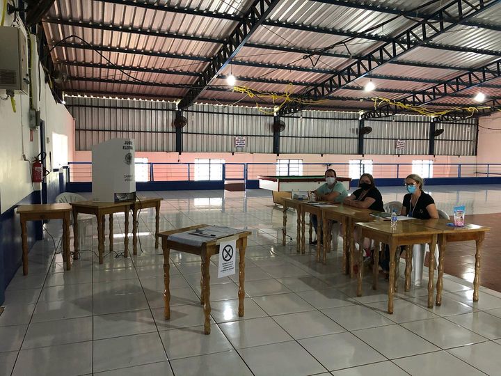 Cidadão terá que entregar o telefone celular desligado ao mesário da seção eleitoral (Foto: Arquivo | Sistema Província)
