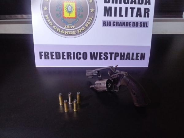 Arma de fogo e munições apreendidas (Foto: Divulgação/37º BPM)