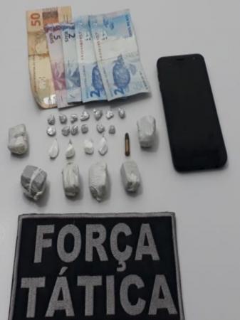 Entorpecentes, dinheiro e telefone celular que foram apreendidos pelos policiais militares (Foto: Divulgação/BM)