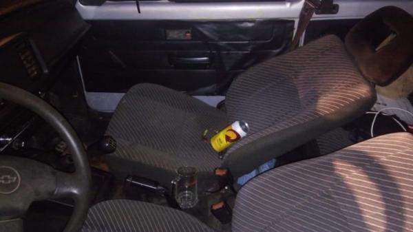 Dentro do carro foram localizadas várias latas de cerveja - Foto: Brigada Militar