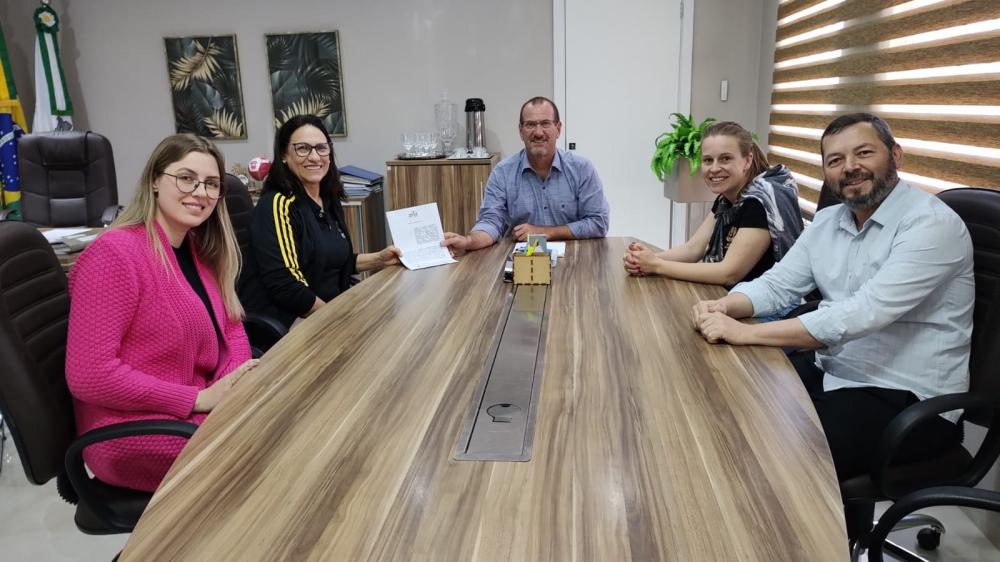 Assinatura do repasse ocorreu no Gabinete do prefeito de Tenente Portela (Foto: Divulgação)