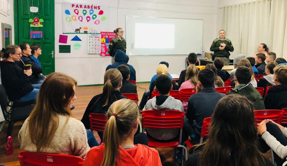 Palestra foi realizado nas escolas de Tiradentes do Sul (Foto: Divulgação)