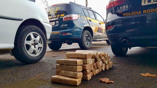 Traficante foi encaminhado, juntamente com o veículo e a droga, à Polícia Civil para confecção do flagrante (Foto: Divulgação/PRF)