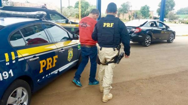 Motorista de 42 anos e morador de Foz do Iguaçu/PR foi encaminhado a Polícia Federal (Foto: Divulgação/PRF)