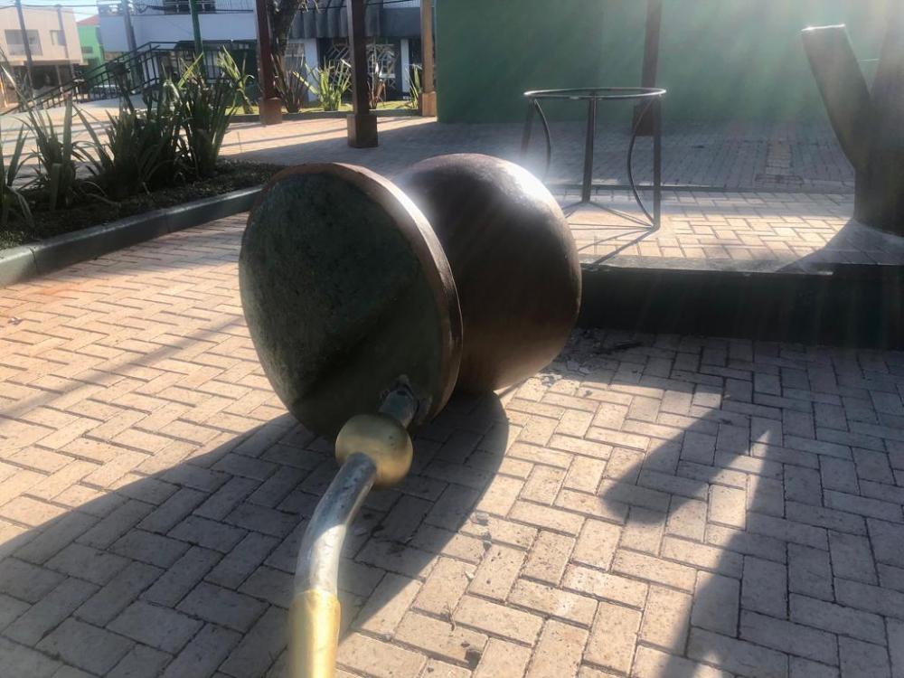 Monumento da cuia foi derrubado por vândalos (Foto: Diones Roberto Becker)