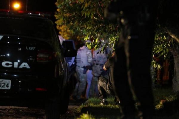 Reconstituição dos fatos que levaram à morte de Rafael, em Planalto, ocorreu na casa em que o menino vivia com a mãe e o irmão (Foto: Lauro Alves/Agência RBS)