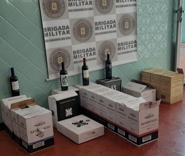 Ao todo já foram apreendidas nesse mês 453 garrafas de bebidas e 36 unidades de desodorante de procedência estrangeira - Foto: 7º BPM