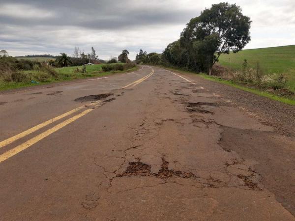 Trecho de quase 12 quilômetros apresenta dezenas de buracos e oferece perigo aos motoristas (Foto: Thomás Silvestre/Rádio Alto Uruguai)