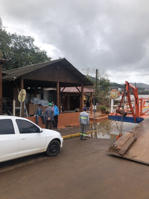 A travessia entre Barra do Guarita e Itapiranga está interrompida (Foto: Rádio Comunitária de Barra do Guarita)