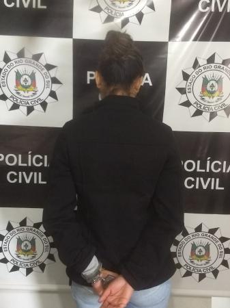  A suspeita, de iniciais D.R.S.S., que se encontrava foragida por decreto de sua prisão temporária pela 2ª Vara Criminal de Santo Augusto. (Foto: Divulgação/Polícia Civil)