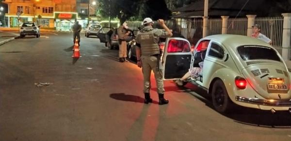 Policiais militares na fiscalização de trânsito (Foto: Divulgação/BM)