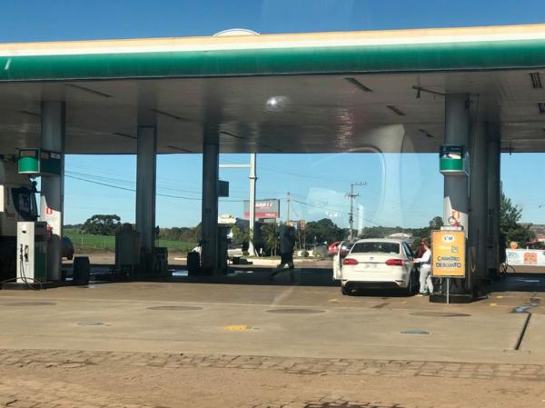De acordo com a Petrobras, a gasolina abastece, atualmente, cerca de 60% dos veículos de passeio no Brasil (Foto: Diones Roberto Becker)