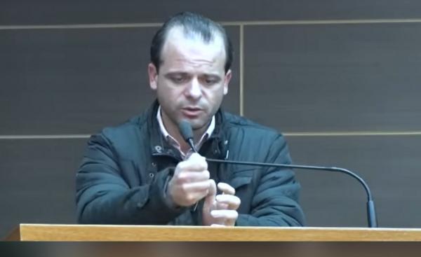 Tiago Brunet, na tribuna da Câmara de Vereadores de Farroupilha (Foto: Reprodução/Imagens oficiais)