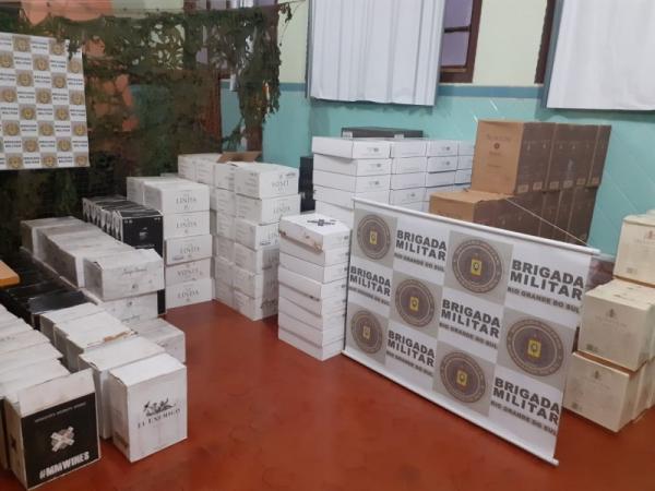 A carga, vinda da Argentina, juntamente com o veículo e o motorista foram encaminhados à Delegacia da Polícia Federal (Foto: Divulgação/BM)