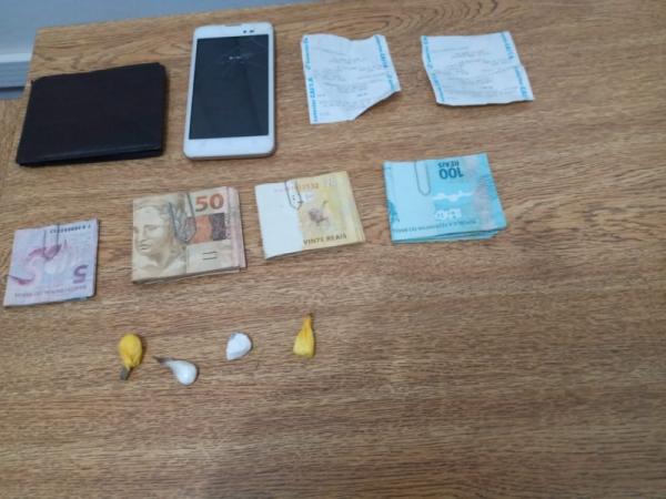 Entorpecente, dinheiro e o telefone celular que foram apreendidos com o indivíduo (Foto: Divulgação/BM)