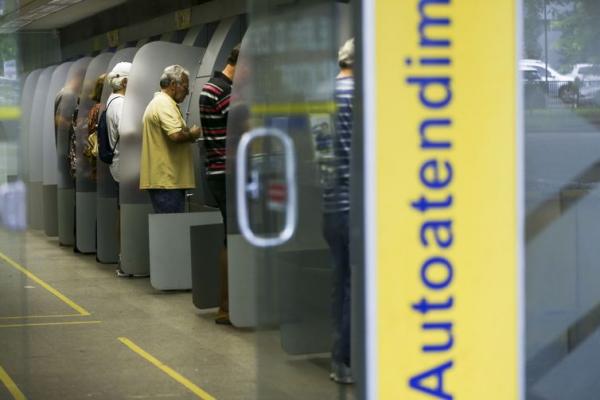 Pagamento do PIS ocorre na Caixa Econômica Federal, e do PASEP no Banco do Brasil (Foto: Marcelo Camargo/Agência Brasil)