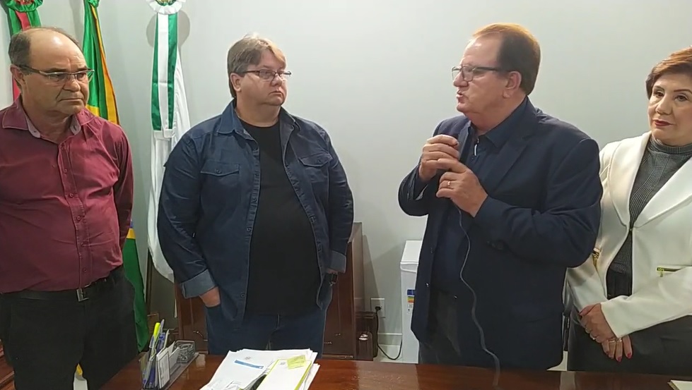 Transmissão do cargo ocorreu na manhã de hoje no gabinete da prefeitura municipal (Foto: Reprodução/RD Foco)