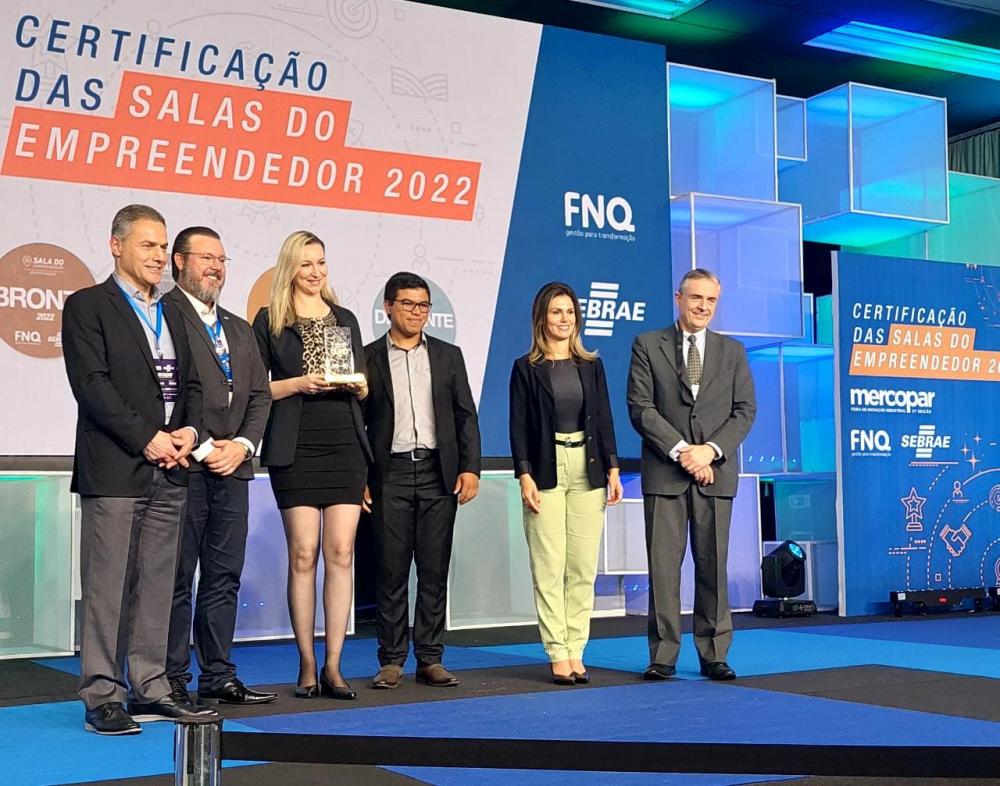 A secretária de Desenvolvimento Econômico e Turismo, Elisangela Lutz, recebeu a certificação (Foto: Divulgação)
