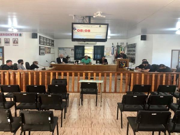 Após várias manifestações e até interrupção temporária da sessão ordinária, a matéria foi aprovada com seis votos favoráveis (Foto: Diones Roberto Becker)