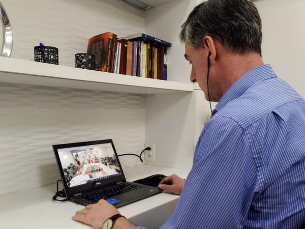Parlamentar participando da solenidade virtual para o anúncio da liberação dos recursos (Foto: Divulgação)