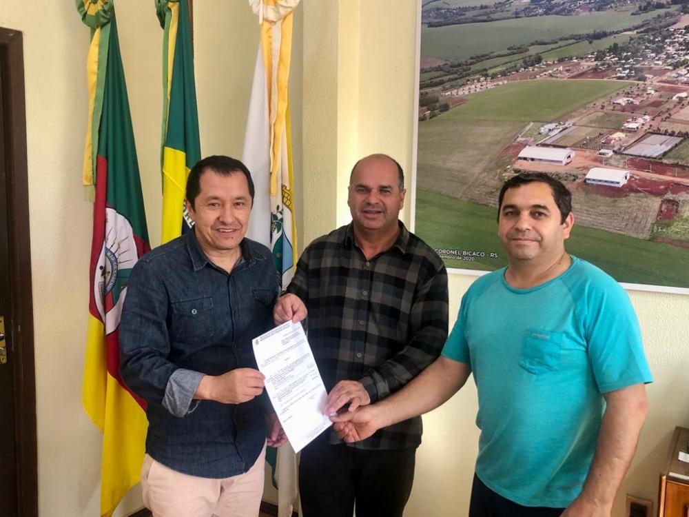 Ato simbólico no gabinete da Prefeitura Municipal celebrou a destinação de R$ 175 mil para a AHSAP (Foto: Divulgação | ASCOM Coronel Bicaco)