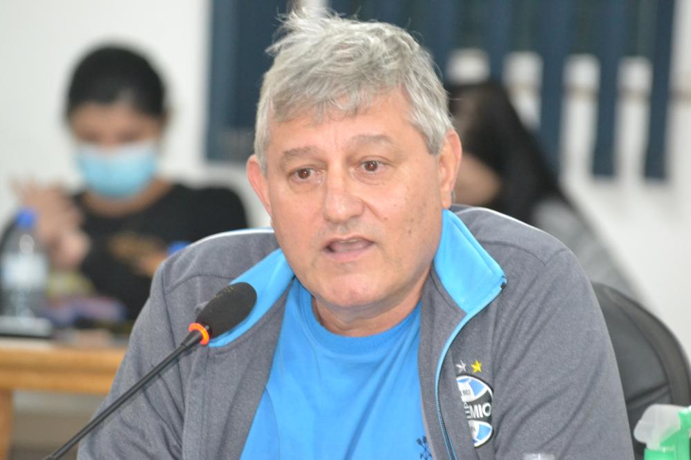 Paulo Hermel pediu a construção de parada de ônibus em frente ao estádio municipal e na saída para Redentora (Foto: Diones Roberto Becker)